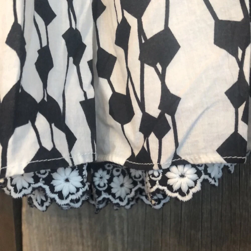 Forever 21 Pleated Skirt in Black & White Size Medium